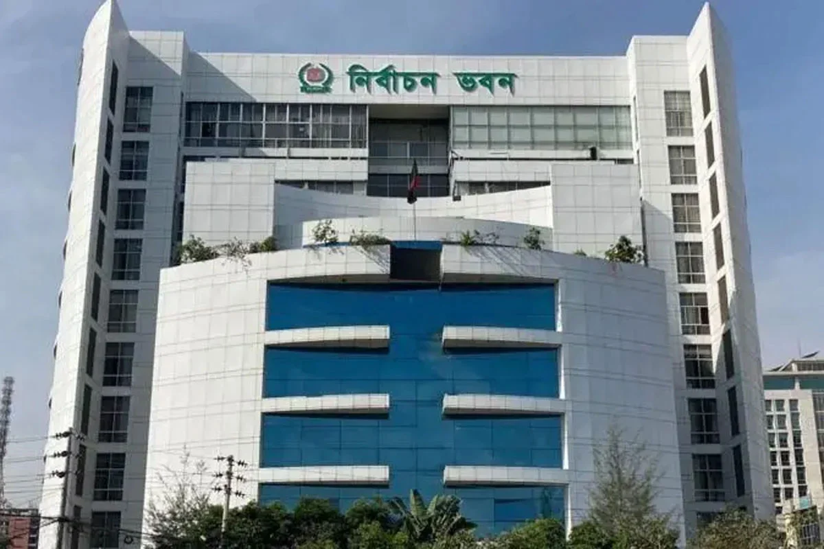 ইসির সঙ্গে বৈঠকে তিন বাহিনী প্রধান