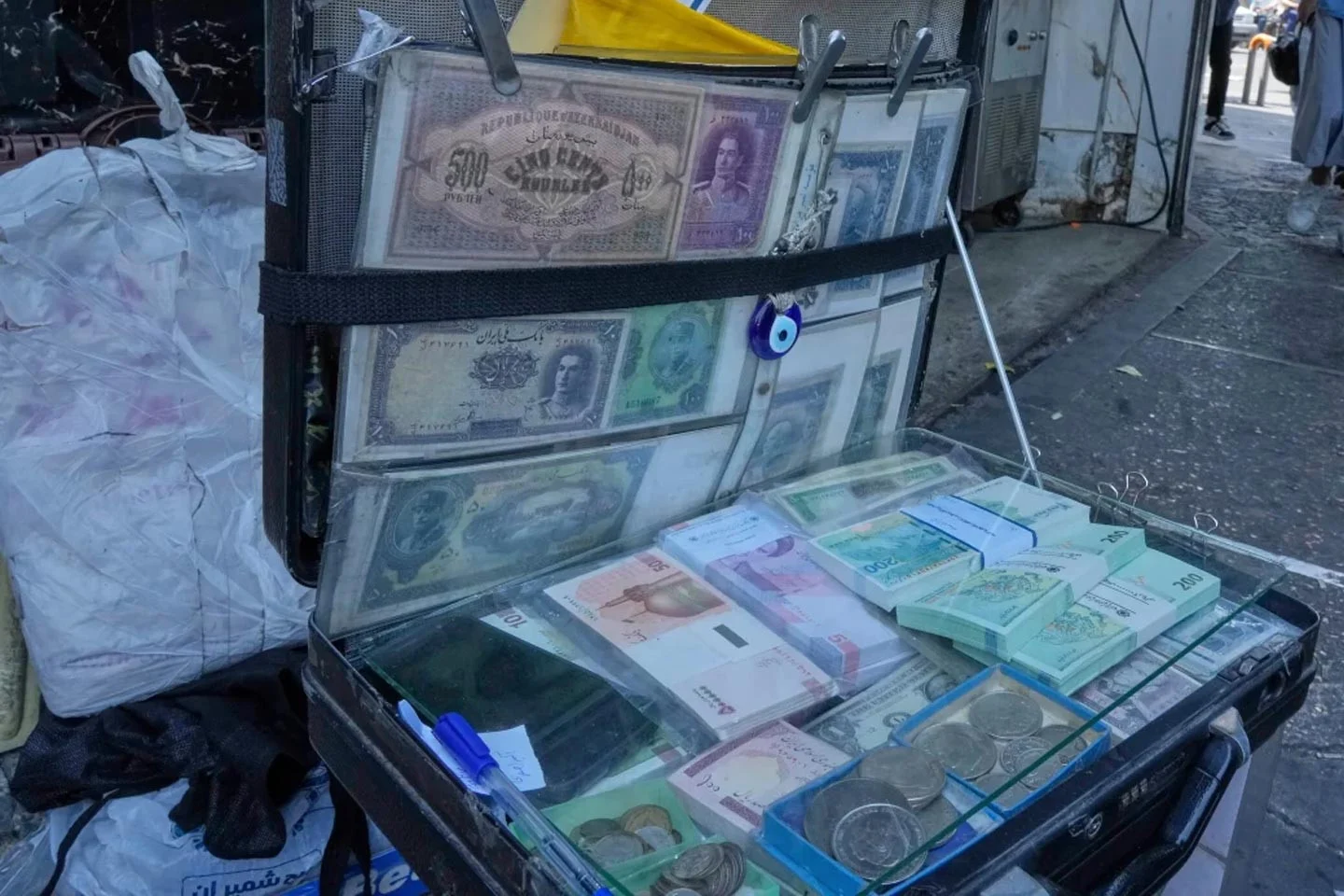 এক মার্কিন ডলারে ইরানের ১২ লাখ রিয়াল